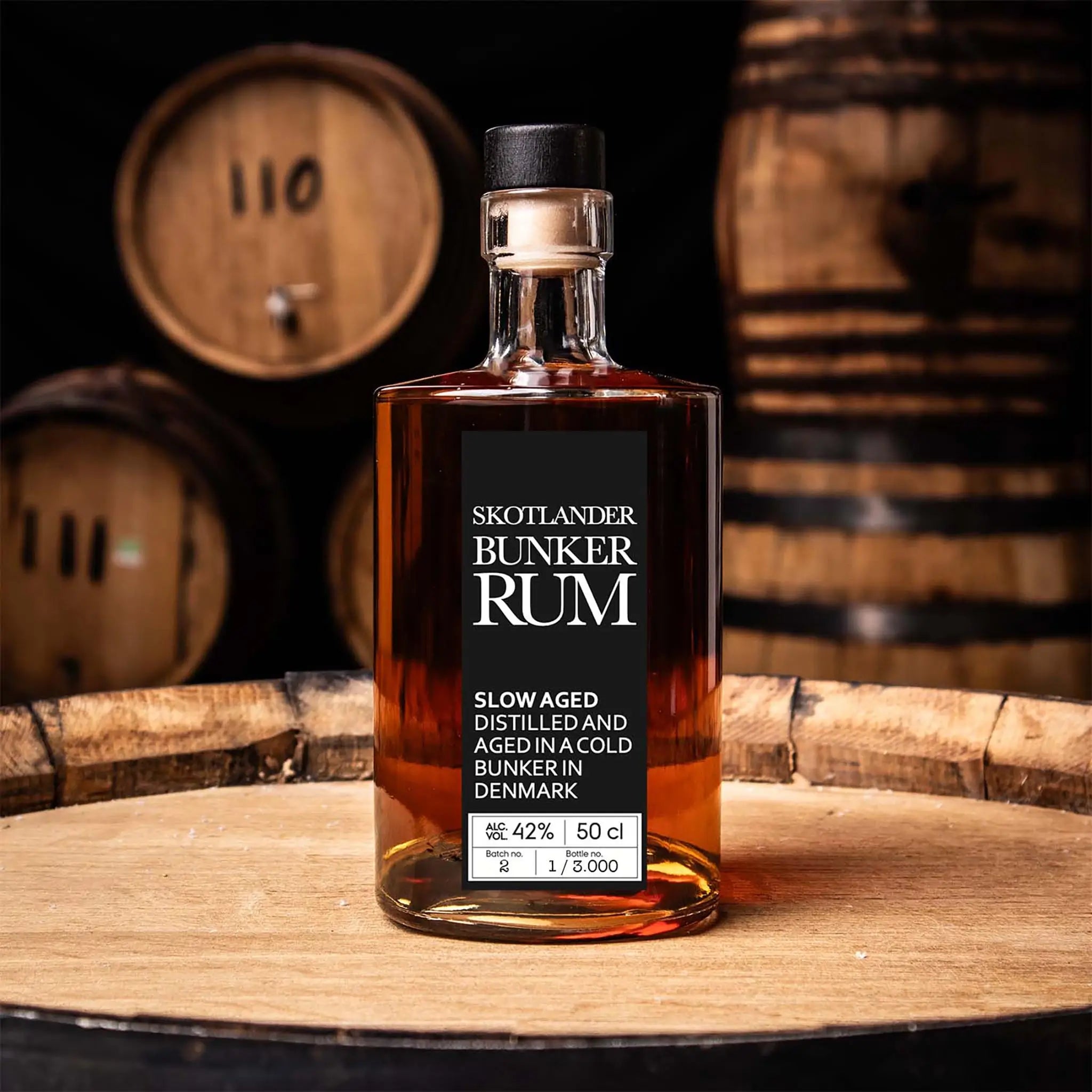 Skotlander Bunker Rom - 50 Cl. Flaske som står på Tønde