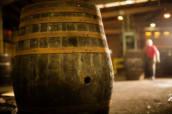 Whiskyens Historie - Fra Antik Destillation til Moderne Mesterværker