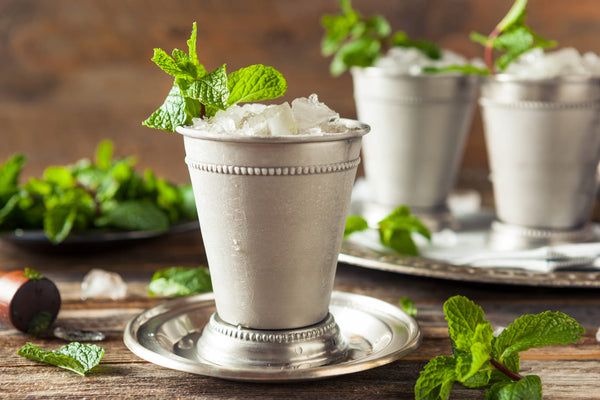 Mint Julep Opskrift - Forfriskende Whisky Cocktail med Myntesmag