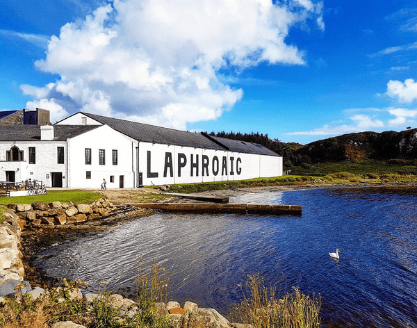 Laphroaig Distillery - En Rejse til Hjertet af Islay's Whisky Arv
