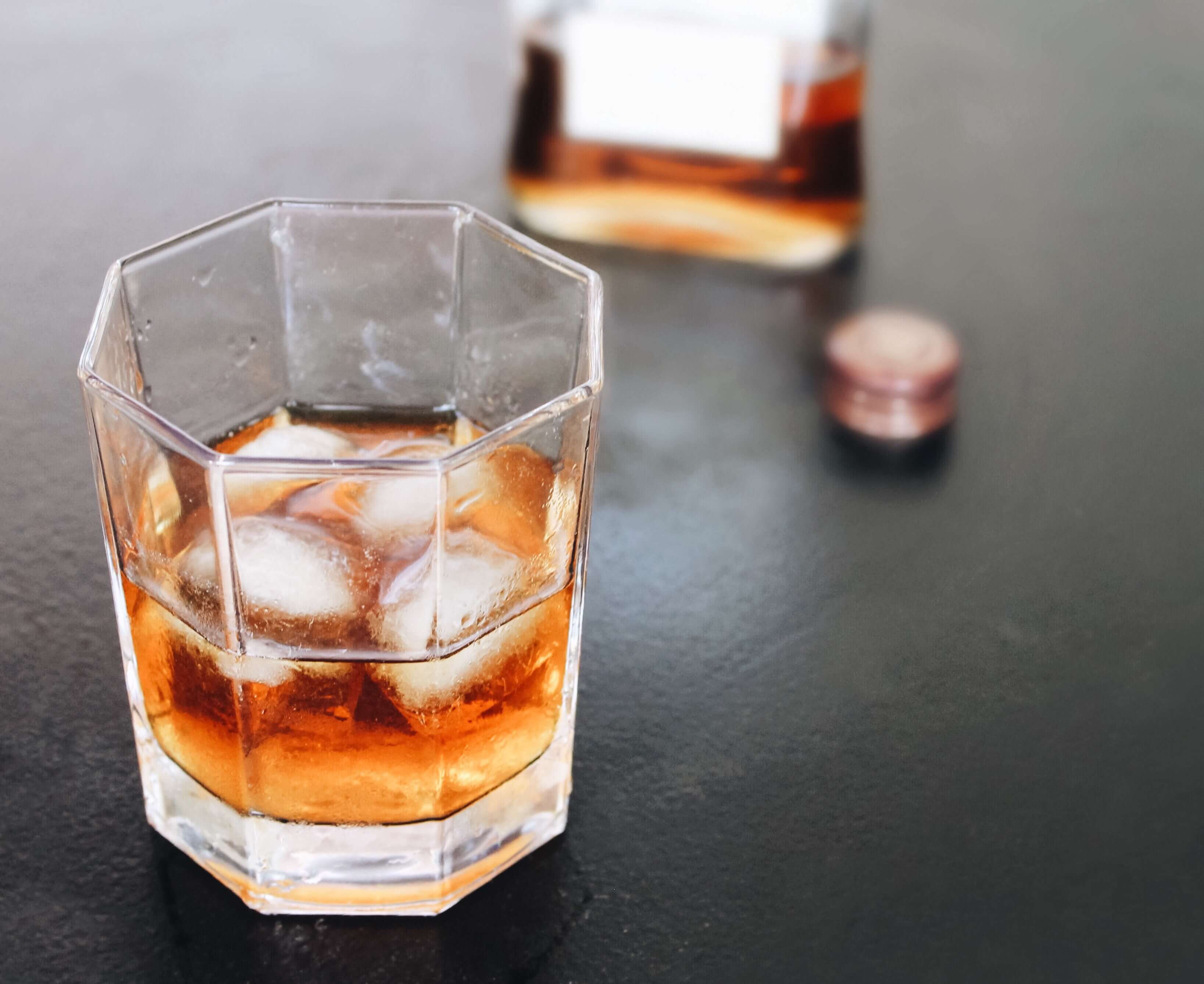 Skal du putte is i din whisky?