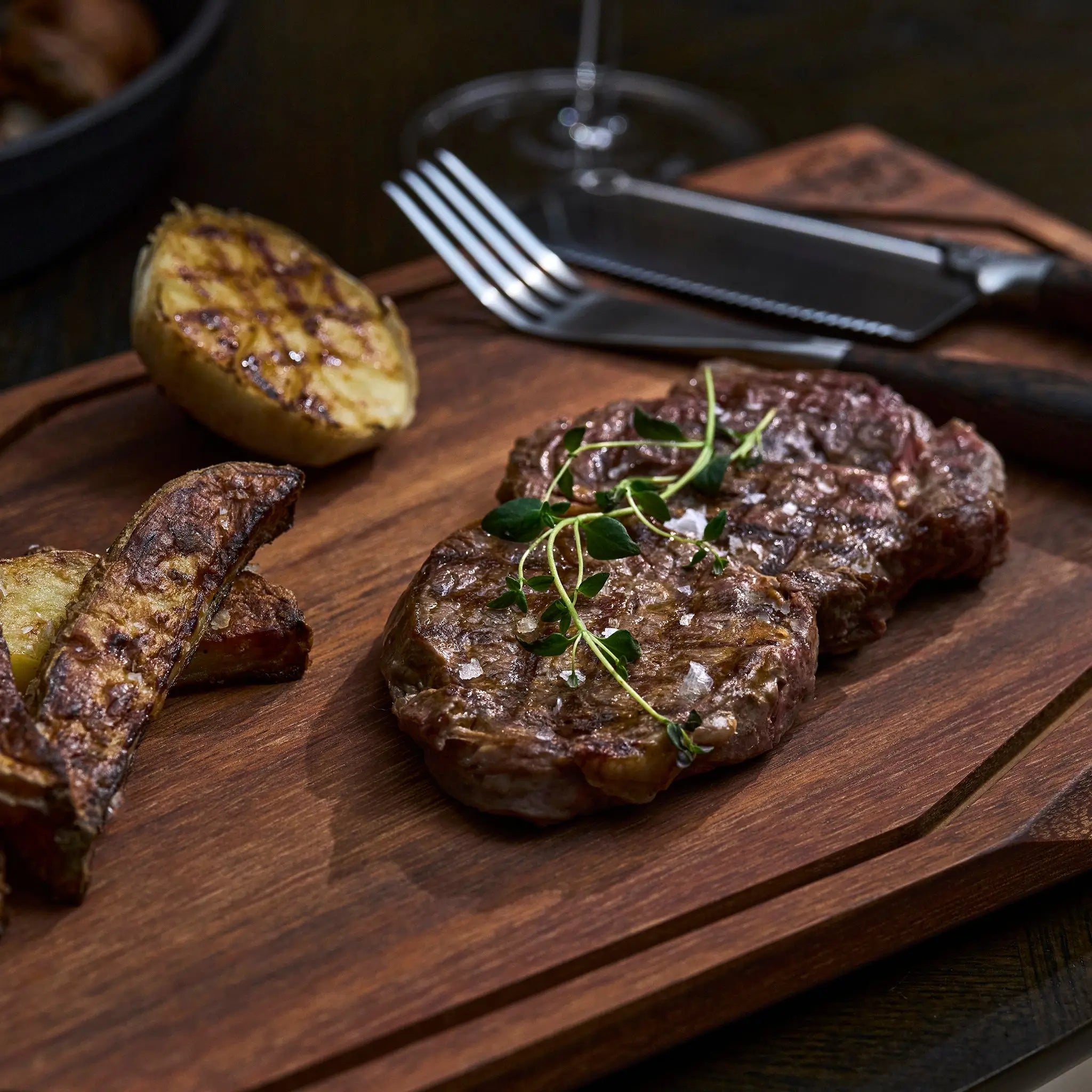 Skærebræt, tallerken, serveringsbræt, bestik til steaks – Whiskystack