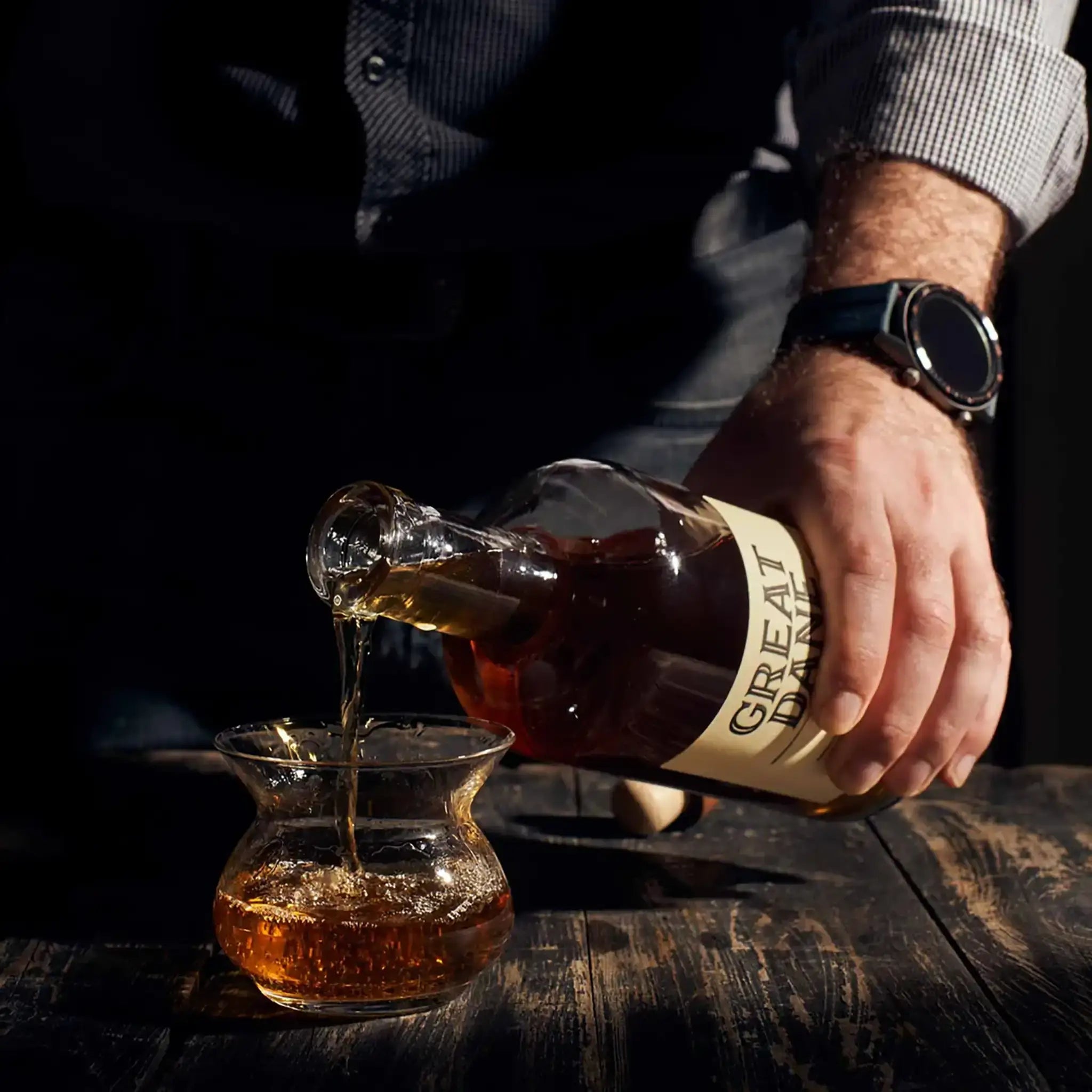 Mand hælder Great Dane Rum op i et Glas