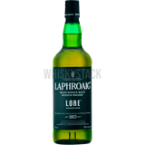 Flaske af Laphroaig Lore Single Malt Whisky med karakteristisk mørk etiket, fremvist foran en baggrund, der afspejler Islay's robuste kystlandskab, illustrerer whiskyens rige og røgede arv.