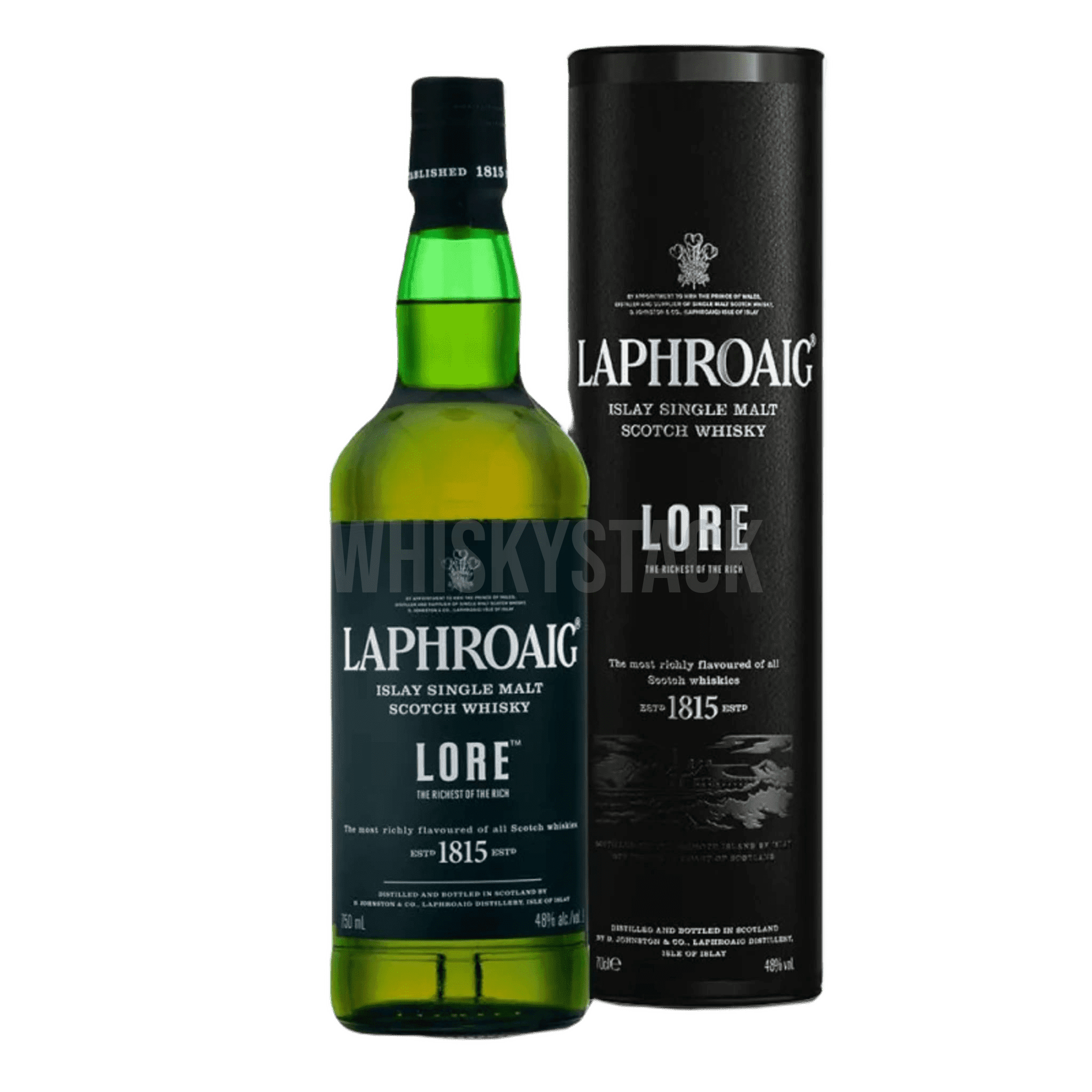 Flaske og box af Laphroaig Lore Single Malt Whisky med karakteristisk mørk etiket, fremvist foran en baggrund, der afspejler Islay's robuste kystlandskab, illustrerer whiskyens rige og røgede arv.