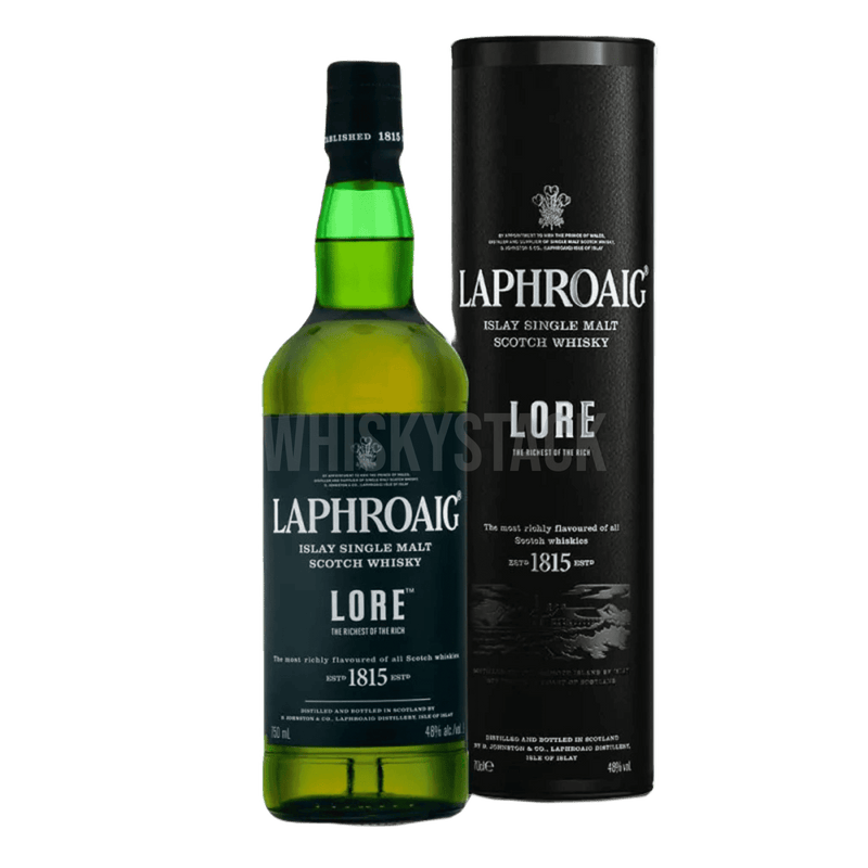 Flaske og box af Laphroaig Lore Single Malt Whisky med karakteristisk mørk etiket, fremvist foran en baggrund, der afspejler Islay's robuste kystlandskab, illustrerer whiskyens rige og røgede arv.