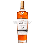 Flaske af The Macallan Sherry Oak 30 Years Old præsenteret med sin karakteristiske dybe mahognifarve og elegant etiket, symboliserende dens rige og komplekse smagsprofil modnet i sherryfade