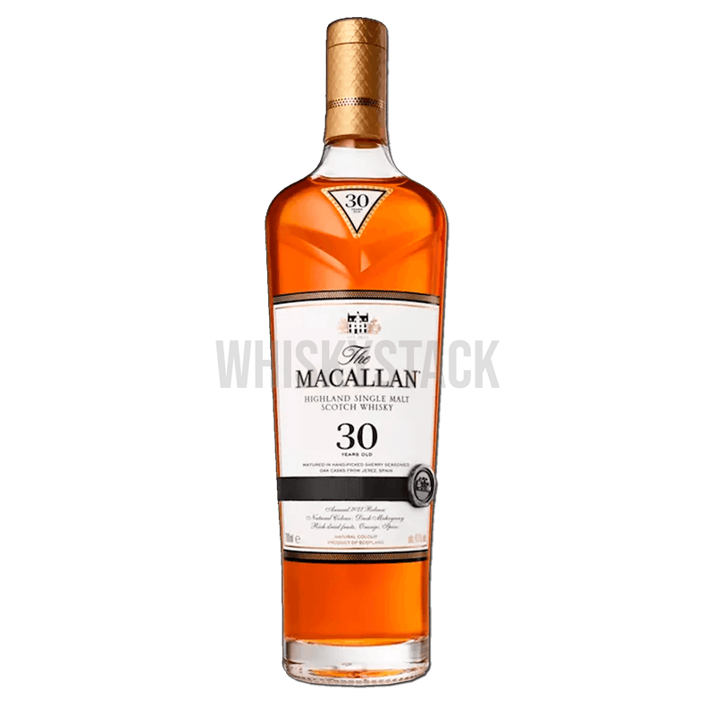 Flaske af The Macallan Sherry Oak 30 Years Old præsenteret med sin karakteristiske dybe mahognifarve og elegant etiket, symboliserende dens rige og komplekse smagsprofil modnet i sherryfade