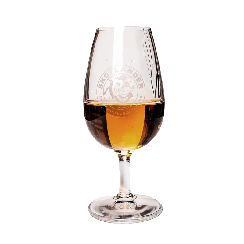 Skotlander Romglas – elegant tulipanformet glas i krystal, optimeret til at forstærke aroma og smag af rom. Perfekt til enhver romelsker.