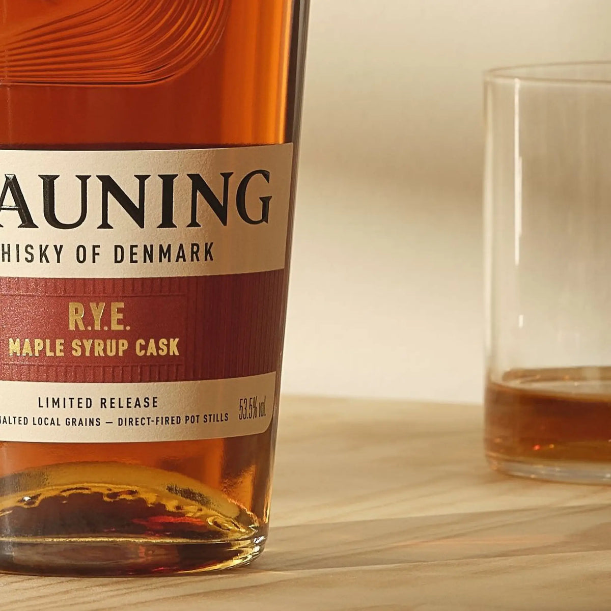 Stauning Whisky R.Y.E. Maple Sirup Cask on table
