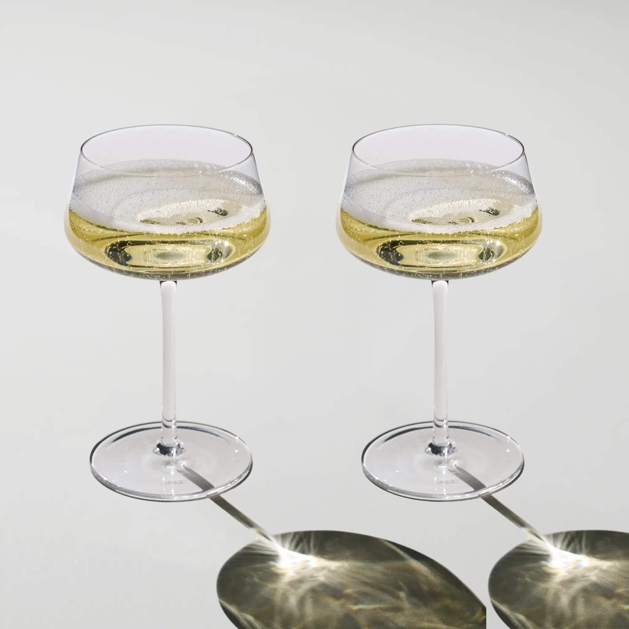 2 styk The Beyond Bubbly Coupe Champagneglas - Fulde med champagne